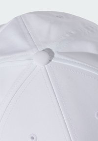Hvid baseballcap med en rund krone, glat stof, synlige syede paneler og en topknap med en struktureret finish.