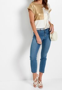 bonprix T-shirt med print - gold-coloured