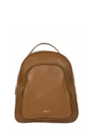 Sac à dos en cuir tan avec une finition texturée, doté d'une poche zippée à l'avant et d'un matériel en ton doré. Étiqueté avec "BRIC’S" en doré.