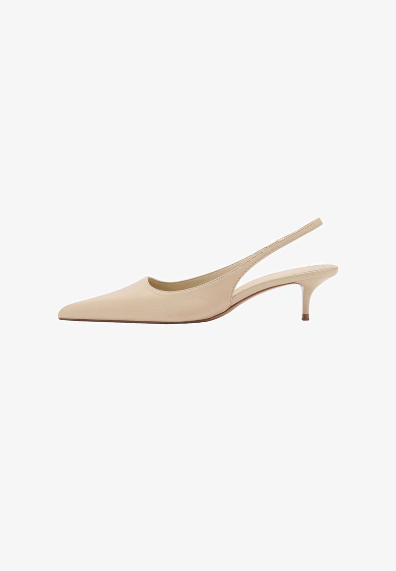 Escarpins slingback en cuir beige à bout pointu, talon kitten bas et finition lisse.