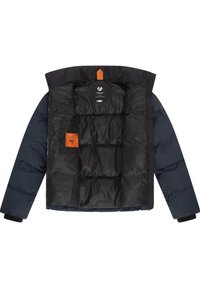 Pufjakas, tumši zilas krāsas ārpuse, melna iekšpuse ar kvadrātveida sānu uzpildījumu, oranža akcentējoša cilpa, iekšējā kabata, rāvējslēdzēja aizdare, mīksta tekstūra.