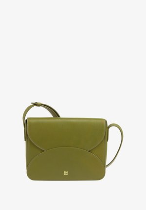 Bolso cruzado de piel verde oliva con cierre de solapa, diseño curvado, correa ajustable y logo dorado en relieve en la parte frontal.