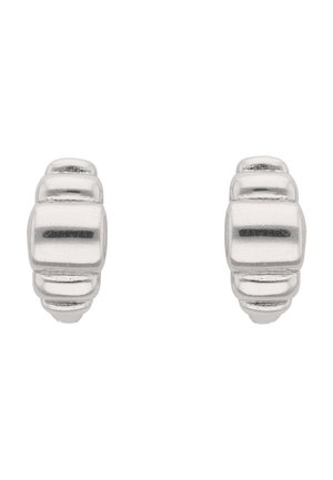 Par af polerede sølvhoop-øreringe med et geometrisk, segmenteret design og en glat reflekterende overflade.