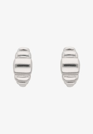 Páros polírozott ezüst karika fülbevalók geometrikus, szegmenses kialakítással és sima, tükröződő felülettel.