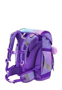 Lila Rucksack aus strukturiertem Mesh-Material, mit verstellbaren gepolsterten Schultergurten, reflektierenden Akzenten und einem flauschigen Pom-Pom-Detail an der Seite.