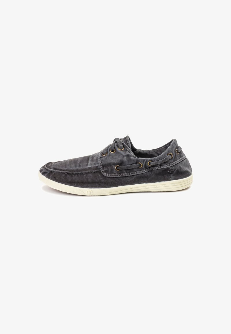 Sneaker din pânză gri cu un design de profil redus, având vârf rotund, prindere cu șireturi în față și talpă din cauciuc bej. Ochi pentru șireturi din metal auriu adaugă detalii.