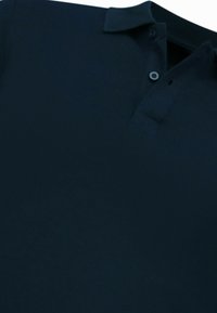 Marineblauwe polo met een kraag, korte mouwen en een placket met twee knopen. Glad textuur met minimale stikdetails.