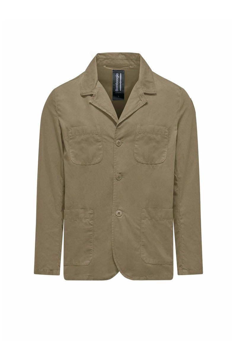 Giacca uomo khaki con bottoni, colletto a punta e quattro tasche a toppa frontali, presentata su uno sfondo bianco.