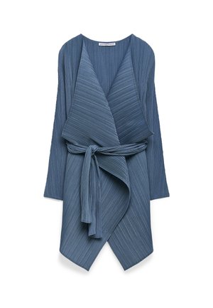 Top blu plettato avvolgente con maniche lunghe, colletto a scialle e dettaglio sul punto vita annodato. Tessuto morbido con righe verticali e vestibilità comoda.