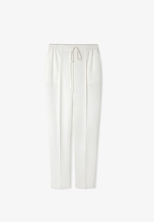 Pantalones blancos de corte recto con cintura elástica y cordón, pliegues frontales a medida y una textura de tela suave.
