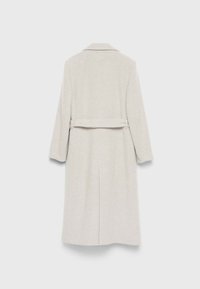 Manteau en laine gris clair avec de longues manches, un col en pointe et une ceinture amovible. Il présente une fente dans le dos et deux poches latérales.