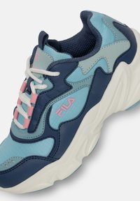 Blauwe en marineblauwe sportschoenen met lichtblauwe en roze accenten, geborsteld materiaal, witte veters en dikke witte rubberen zool. Fila merk zichtbaar.