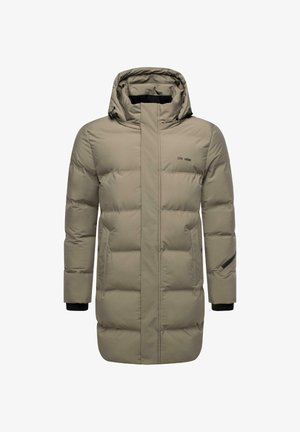 Garš bežs pūkains ziemas mētelis ar kapuci, ar rāvējslēdzēju priekšpusē, sānu kabatām un tekstu "STN HRBR" uz krūtīm.