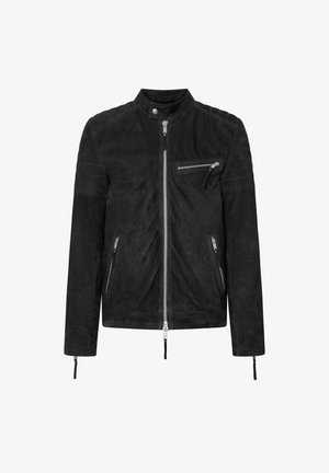 Chaqueta de ante negro con cierre frontal, cuello alzado y detalles acanalados en los hombros. Incluye bolsillos con cierre en los laterales y en el pecho.