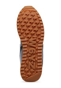 Suola di sneaker grigia con gomma arancione, caratterizzata da un battistrada a motivo stella e logo impresso "W6YZ." Texture progettata per aderenza e durata.