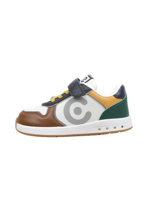 Sneaker en cuir présentant un mélange de panneaux marron, blanc, vert et jaune, avec un logo gris, fermeture à lacets et Velcro, accents texturés.
