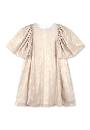 Robe à manches courtes bouffantes en tissu beige doux avec une texture subtile et un motif en relief. Encolure ronde avec une fermeture à bouton à l'arrière.