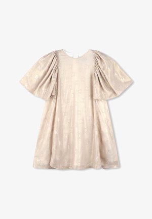 Robe à manches courtes bouffantes en tissu beige doux avec une texture subtile et un motif en relief. Encolure ronde avec une fermeture à bouton à l'arrière.