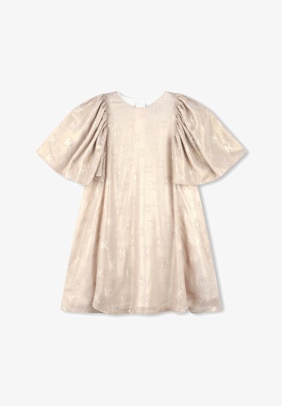 Robe à manches courtes bouffantes en tissu beige doux avec une texture subtile et un motif en relief. Encolure ronde avec une fermeture à bouton à l'arrière.