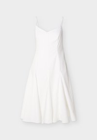 Λευκό μίντι φόρεμα χωρίς μανίκια με λεπτές τιράντες στους ώμους και φούστα που ανοίγει, παρουσιασμένο σε απλό ανοιχτό φόντο.