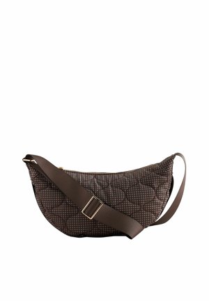Tmavohnedá prešívaná crossbody taška s nastaviteľným širokým popruhom a malým károvaným vzorom, zipsové uzáver na vrchu.