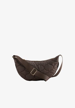 Sac bandoulière matelassé marron foncé avec sangle large réglable et petit motif à carreaux, fermeture éclair sur le dessus.