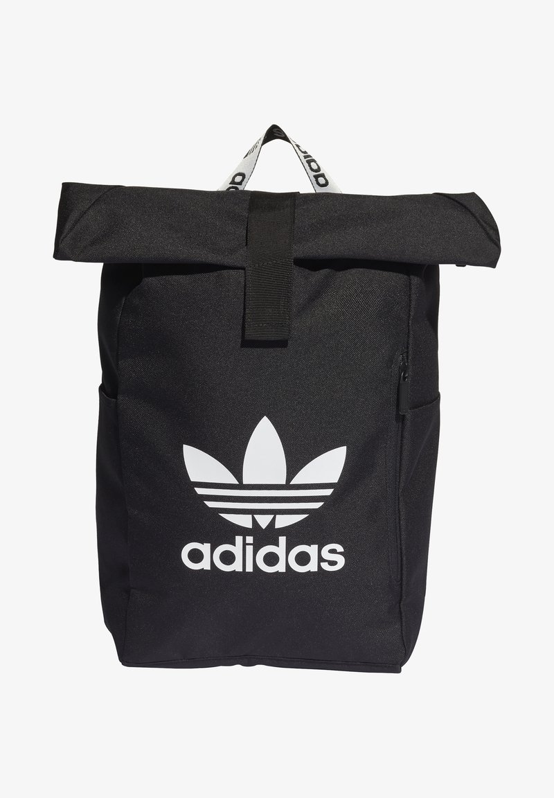 Svart rull-top ryggsäck med vitt Adidas trefoil-logo och svart dragkedjeficka på höger sida, med vit bärhandtag.
