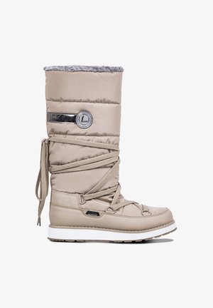 Beige vinterstövel med vadderad skafthöjd, snörning framtill och grått pälsfoder. Har en logocirkel och mönstrad gummisula. Vattentätt material.
