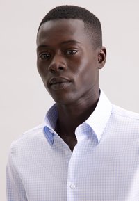 Lichtblauw geruit overhemddresshirt van katoen, met een button-down kraag en een zachte textuur, met een getailleerd ontwerp en normale manchetten.