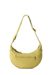 Gelbe Schultertasche aus Nylon in Halbmondform, mit verstellbarem Schulterriemen und einer Fronttasche mit Reißverschluss. Glatte Textur mit minimalen Hardware-Details.