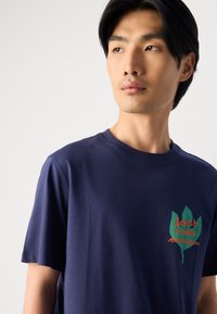 Scotch & Soda REGULAR FIT FRONT BACK - Print T-shirt - peacoat