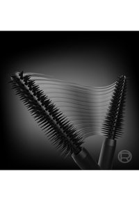Deux brosses à mascara noires avec des poils denses et pointus, montrant un design courbé des poils et des traits de mascara lisses sur un fond sombre.