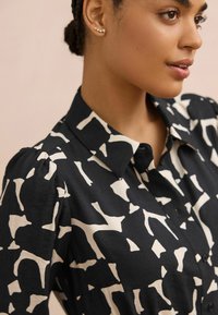 Next REGULAR FIT - LONG SLEEVES - Skjortklänning - black white geo print
