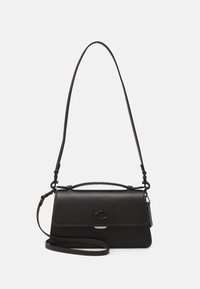 Bolso de piel negra con una forma estructurada. Tiene un asa superior y una correa de hombro desmontable. Accesorios en plata y detalle de cremallera interior.