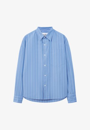 Lys blå skjorte med knapper og hvide vertikale striber, der har en brystlomme, klassisk krave og lange ærmer. Glat bomuldsstof.