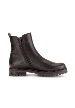Schwarzer Leder-Knöchelstiefel mit seitlichem Reißverschluss, klobiger Sohle und Zuglasche hinten vor weißem Hintergrund.