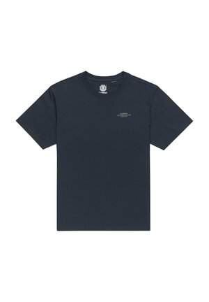 Navyblaue Baumwoll-T-Shirt, mit Rundhalsausschnitt, kurzen Ärmeln, präsentiert kleinen grünen Logo-Text auf der Brust, gerader Saum und reguläre Passform.