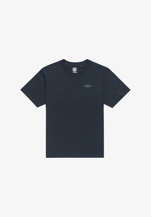 Navyblaue Baumwoll-T-Shirt, mit Rundhalsausschnitt, kurzen Ärmeln, präsentiert kleinen grünen Logo-Text auf der Brust, gerader Saum und reguläre Passform.