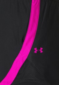 Svarta sportshorts med en rosa sidopanel och meshdetaljer. Har en liten lila Under Armour-logotyp på nedre sidan.