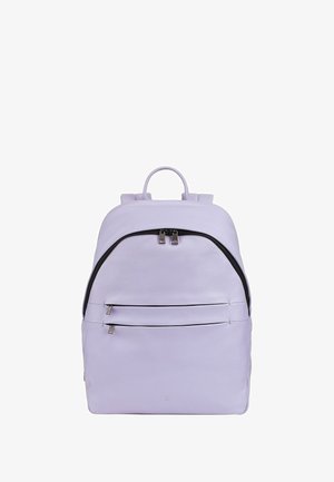 Mochila de cuero lila claro con forma redondeada, dos bolsillos frontales con cremallera y un asa en la parte superior. Los detalles de cremallera negra añaden contraste.