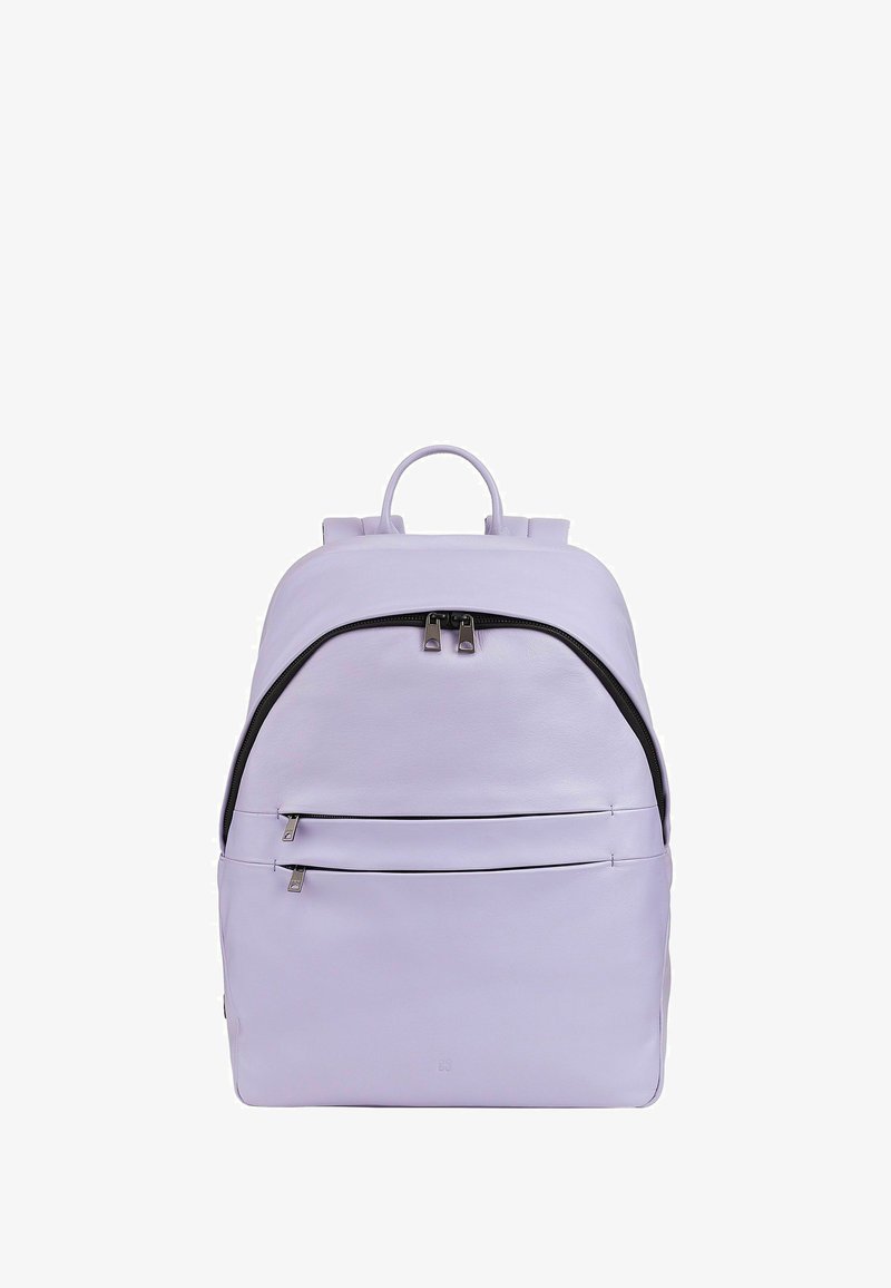 Zaino in pelle viola chiaro con forma arrotondata, tasche anteriori con doppia zip e manico superiore. Gli accenti della cerniera nera aggiungono contrasto.