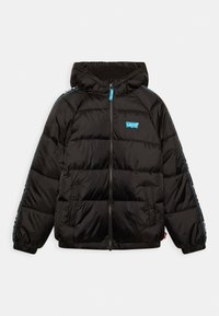 Giacca puffer nera con cappuccio, design trapuntato, logo blu sul petto, strisce laterali blu, chiusura con zip e polsini elasticizzati.