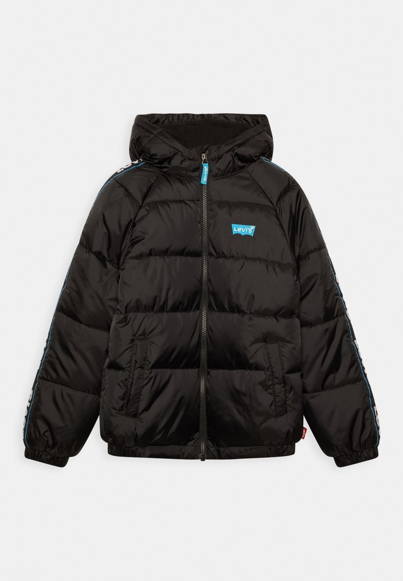 Giacca puffer nera con cappuccio, design trapuntato, logo blu sul petto, strisce laterali blu, chiusura con zip e polsini elasticizzati.