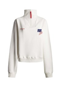 Λευκό μακρυμάνικο πουλόβερ με ψηλό γιακά και εμπρόσθιο φερμουάρ, με λογότυπα Red Bull Racing και RBR Team Racing σε κόκκινο και μπλε χρώμα.