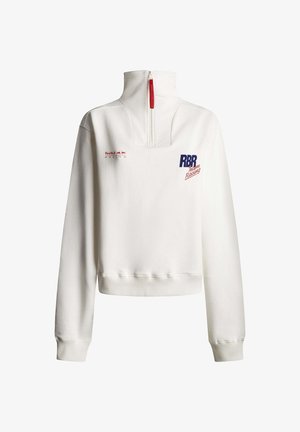 Pulover alb cu mâneci lungi, guler înalt și fermoar frontal, având logo-urile Red Bull Racing și RBR Team Racing în roșu și albastru.