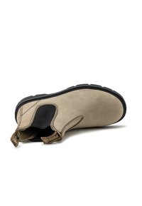 Stivaletto in suede beige con pannelli elastici laterali, suola in gomma nera texturizzata e cuciture a contrasto. Dotato di linguetta per un facile indossamento.