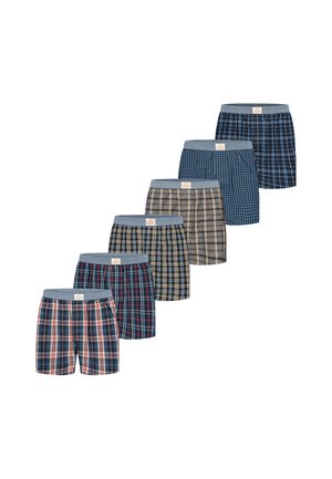 Sechs Paar Herrenkarierte Baumwollboxershorts in verschiedenen Blau-, Beige- und Rotfarbmustern diagonal auf weißem Hintergrund angeordnet.