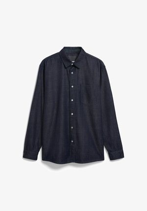 Camicia di denim blu scuro, maniche lunghe, chiusura frontale con bottoni, taschino sul petto, tessuto morbido, colletto classico e dettagli con bottoni argentati.