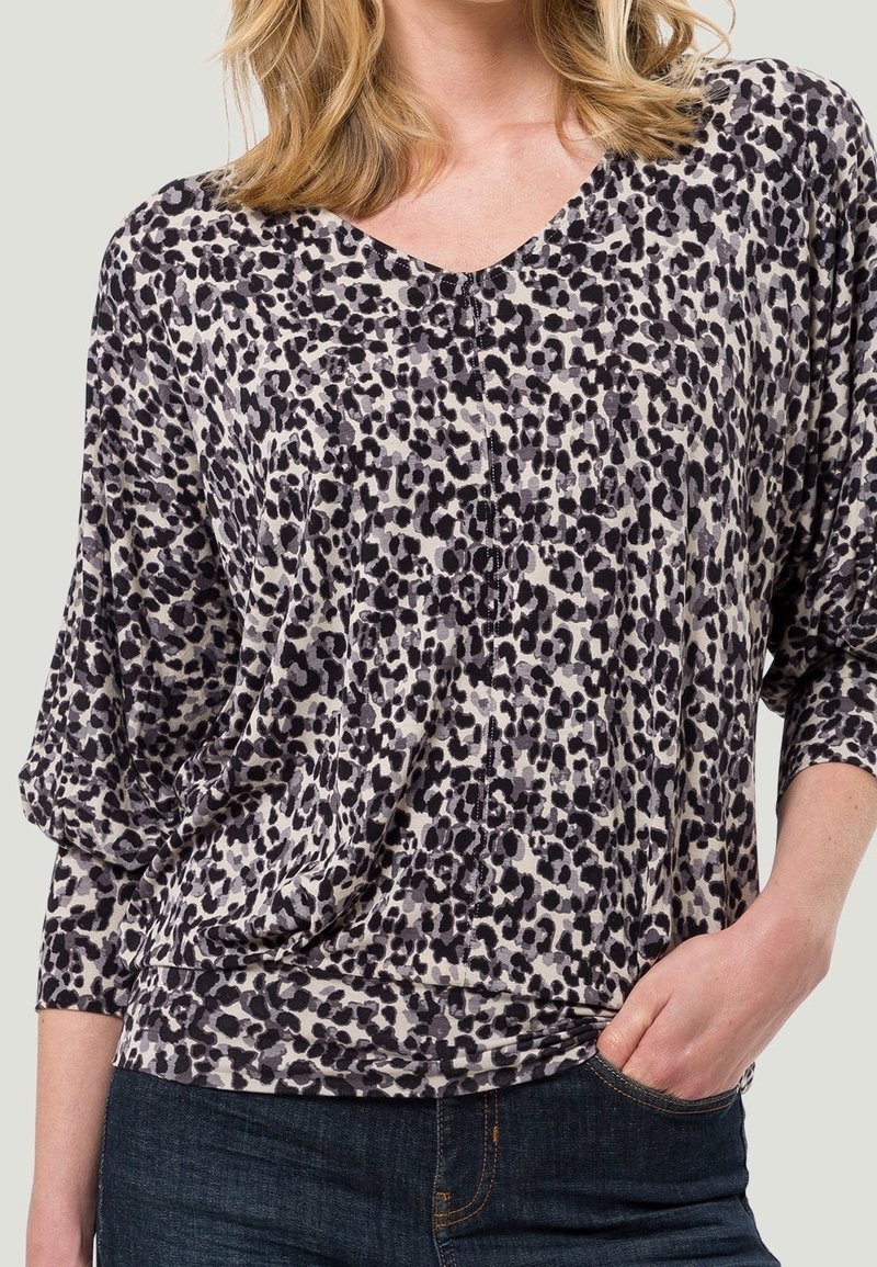 Leopardmuster-Oberteil aus einem weichen, leichten Material, mit V-Ausschnitt und Dreiviertelärmeln sowie Raffung in der Taille.