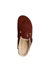 Zoccoli in suede marrone con una morbida fodera in pelliccia sintetica bianca, dotati di due fasce per la regolazione e un design con punta arrotondata.